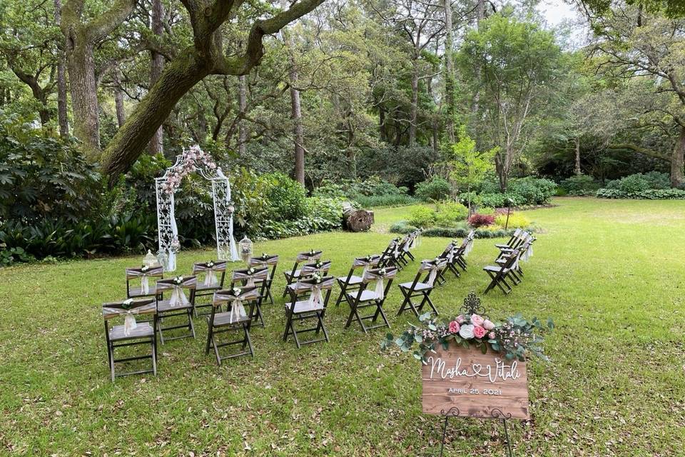 Arch & chair rental available