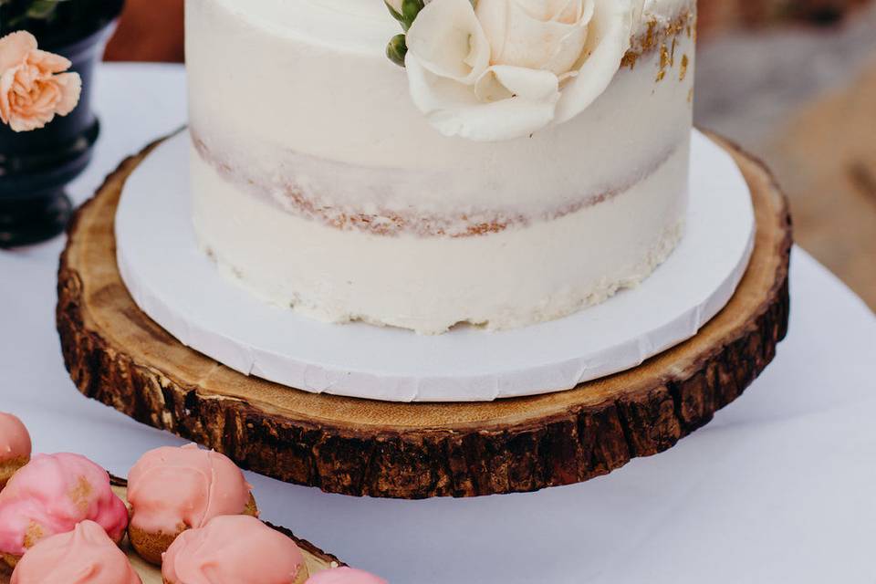 Simple wedding cake with flowers