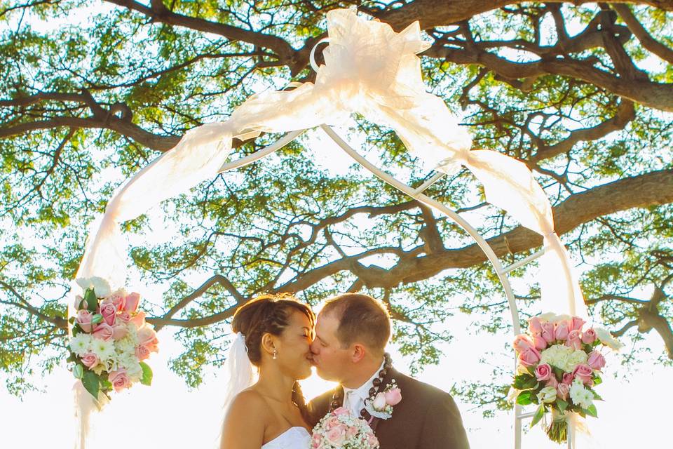 Wedding in Hawaii along the coast