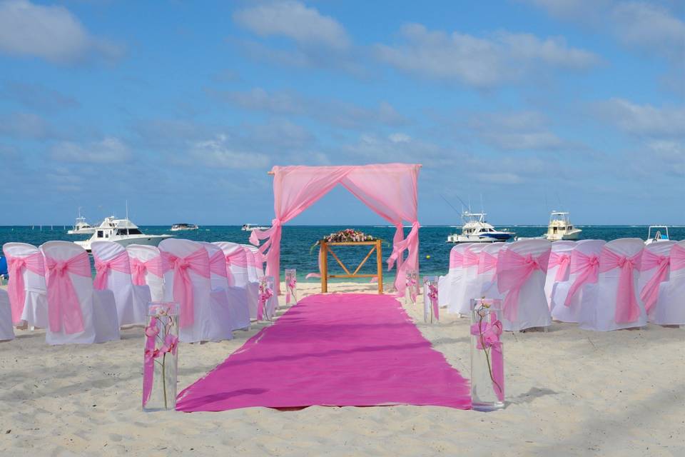 https://cdn0.weddingwire.com/vendor/012856/3_2/960/jpg/1386797124097-boda-be-live-grand-punta-can.jpeg