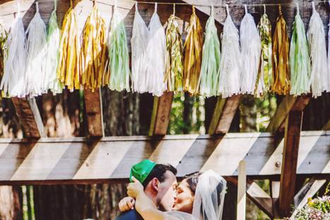 Masha and kellen's big kiss at a fun wedding september 2014 in chenoweth woods