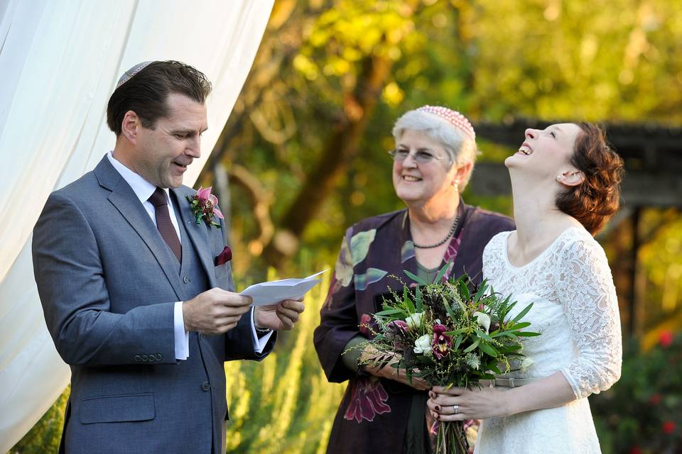 The groom reads a poem