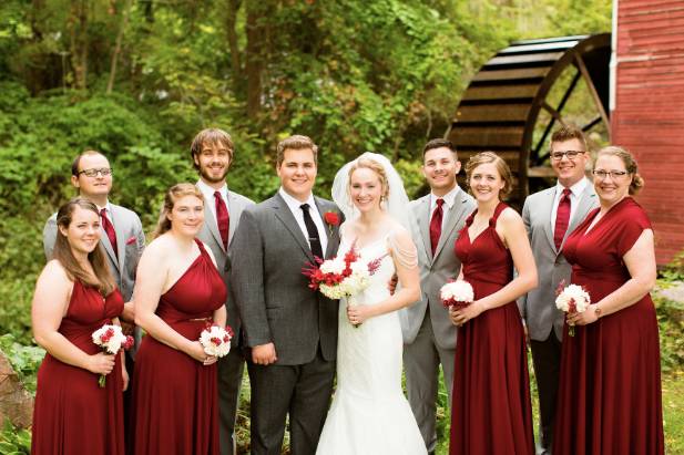 A wedding party in red (Tauri Baum Photo)