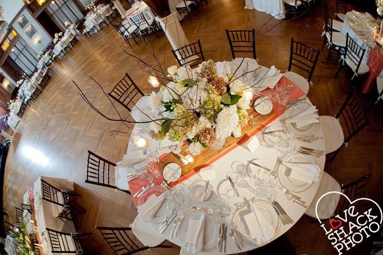 Round table setting