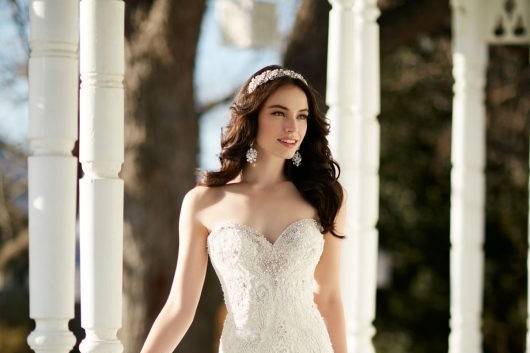 Sleeveless bridal dress