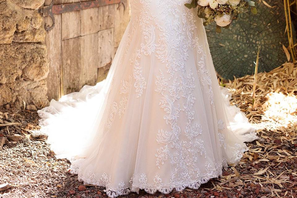 Sleeveless wedding gown