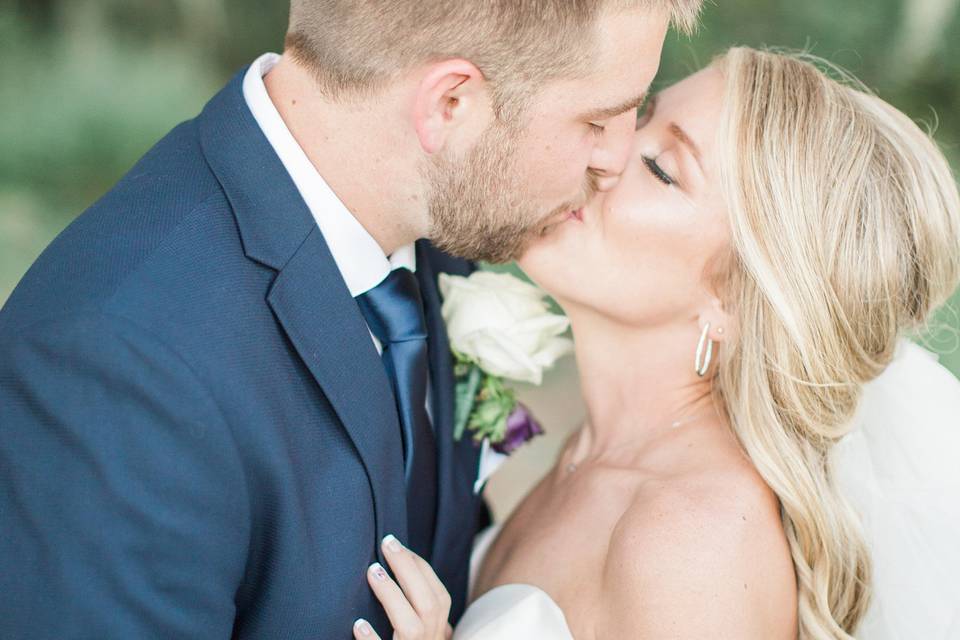 Wedding kisses | Thendricks Photo