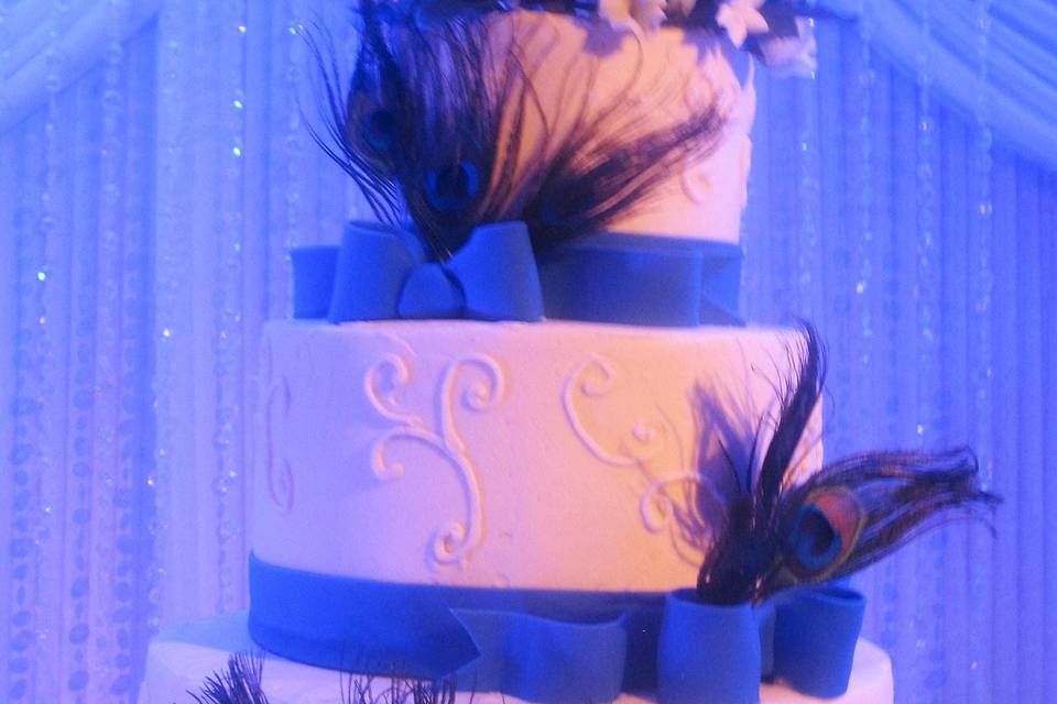 Wedding cake with bows and feathers