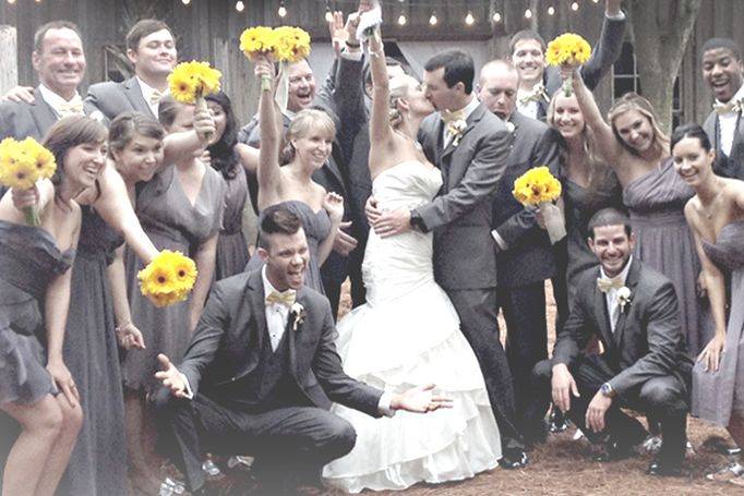 Couple with bridesmaids and groomsmen