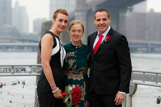 Brooklyn bridge park wedding, sacha jones and loving couple