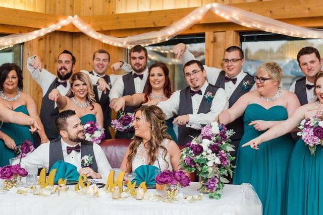 Couple with bridesmaids and groomsmen