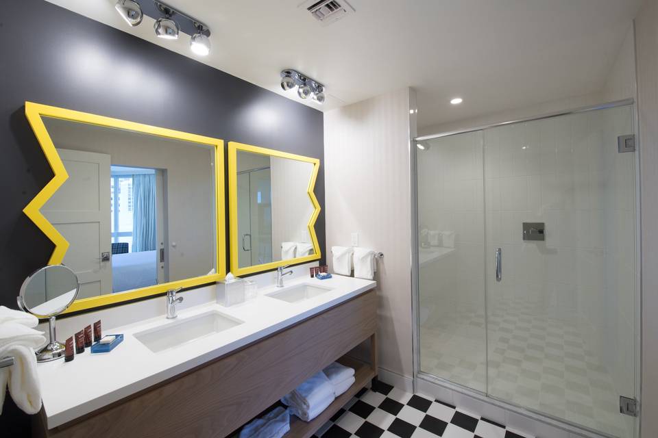 Guestroom bathroom