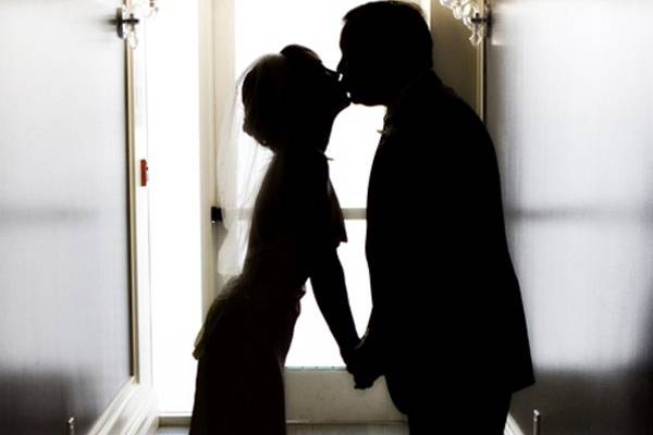 bride groom kissing silhouette