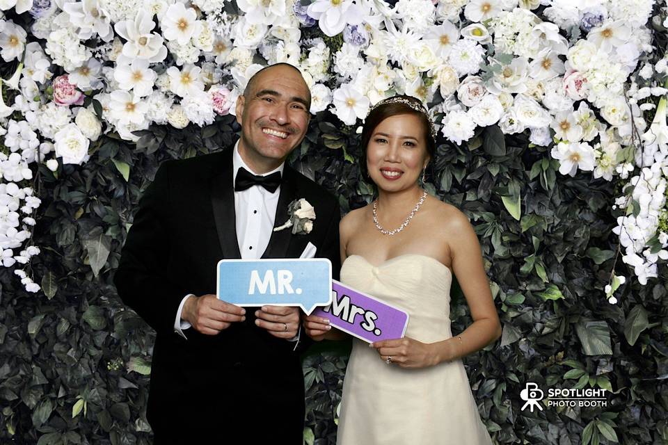 We make your wedding look amazing with our amazing green screen backgrounds.