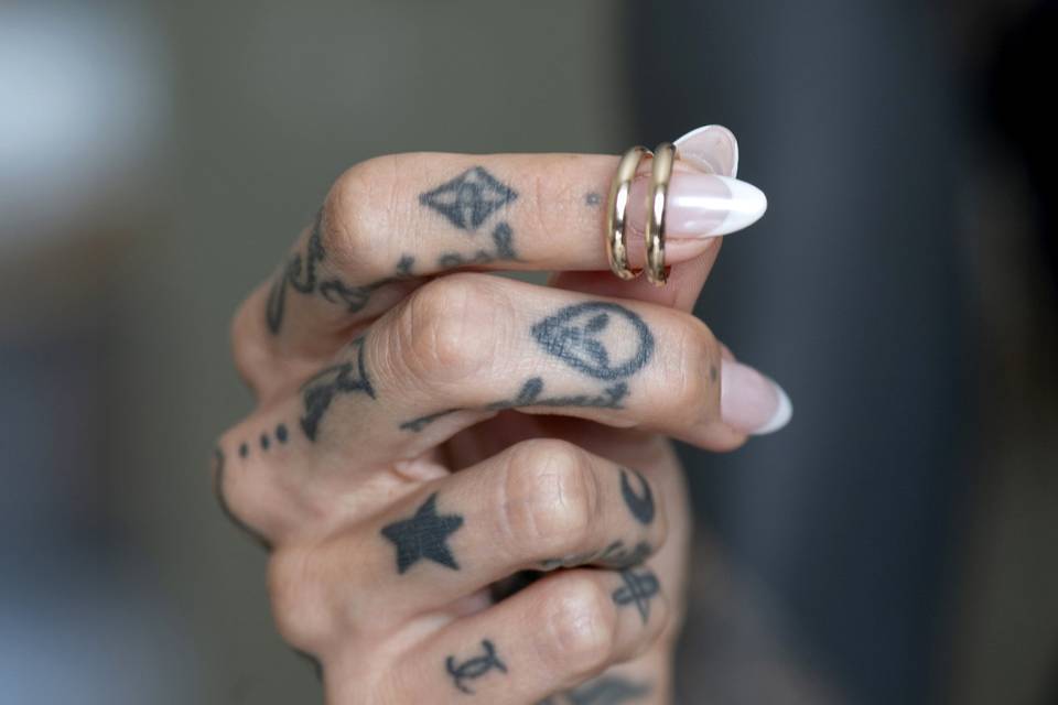 Cande's hand detail