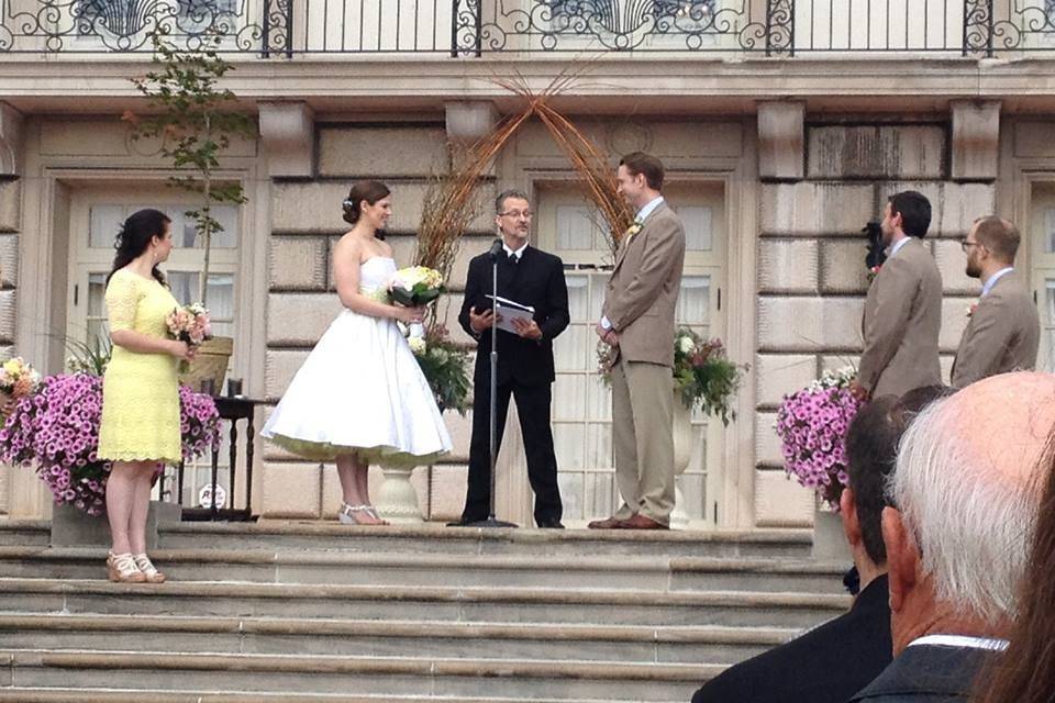 The steps of the Grosse Pointe War Memorial are a wonderful setting for a terrific outdoor ceremony!