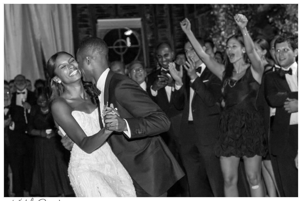 Wedding guests dancing!