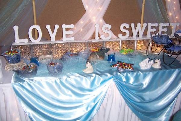 Candy buffet, notice the shell shaped bowls for the beach theme.