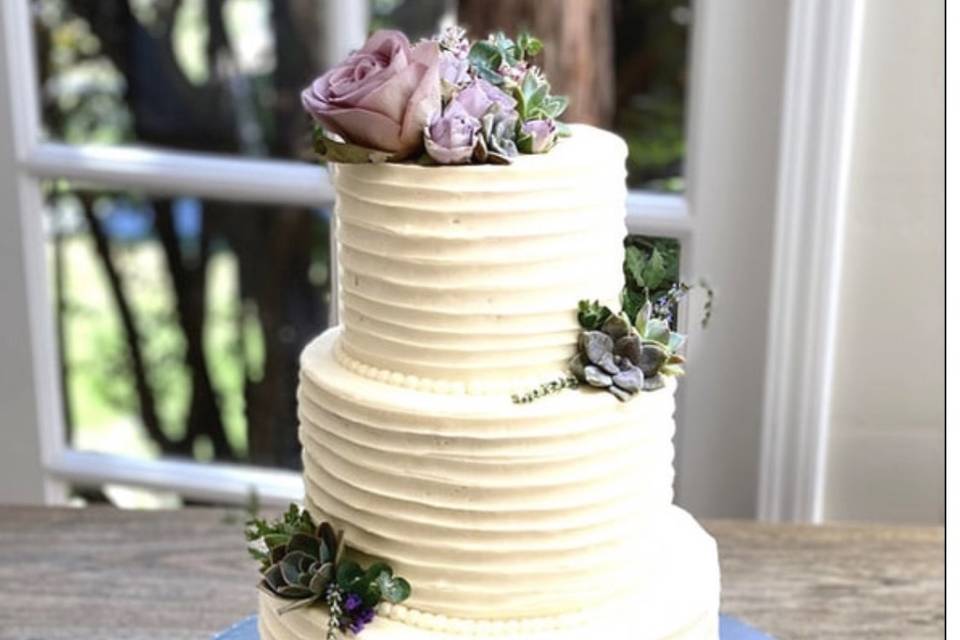 Three tier wedding cak e