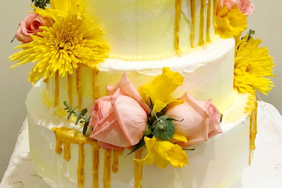 Lala Custom Cake - Mini 2 tier birthday cake! 💛💛 Edible gold leaf and a  mix of sugar and fresh flowers. Lemon blueberry cake and red velvet! We  usually do not do