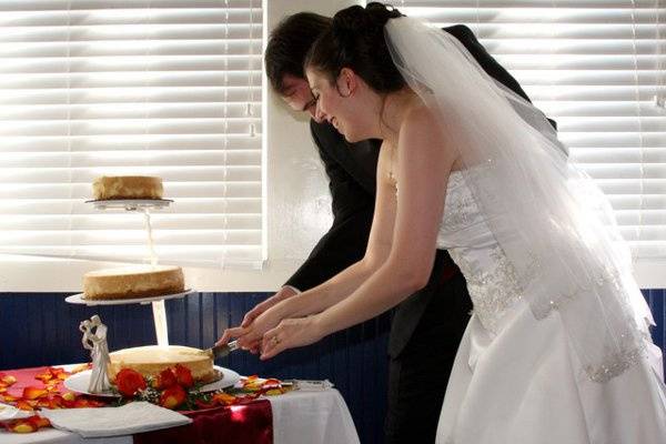 Couple cutting the cake
