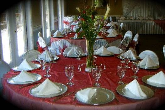 Round table setting