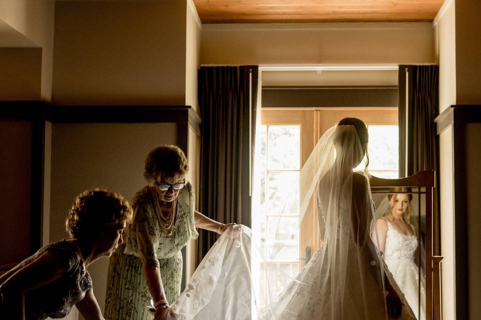 Bride gets ready in Lied Lodge