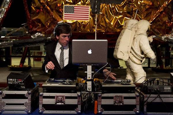 From a party gig at the Air & Space Museum
[image courtesy Jim Darling Photo]