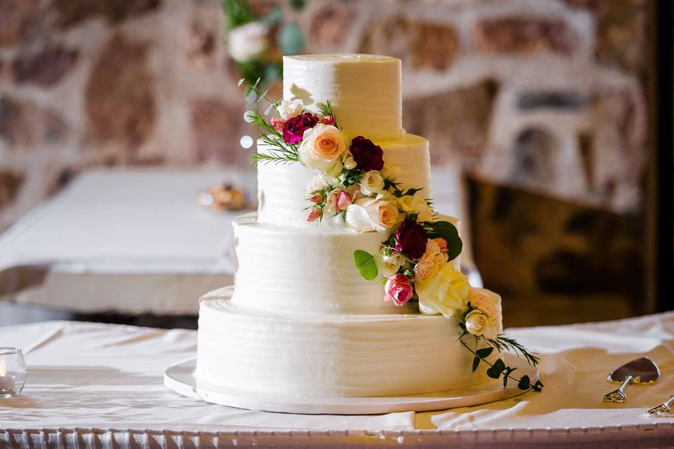 White roses cake