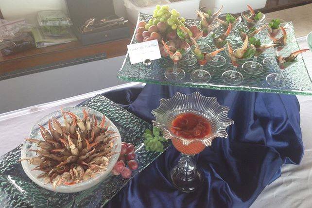 memorial cruise on the rappahannock,  picture of cracked blue crab claws served in a ice bowl and also in mini martini glasses, with cocktail sause made with fresh horseradish root