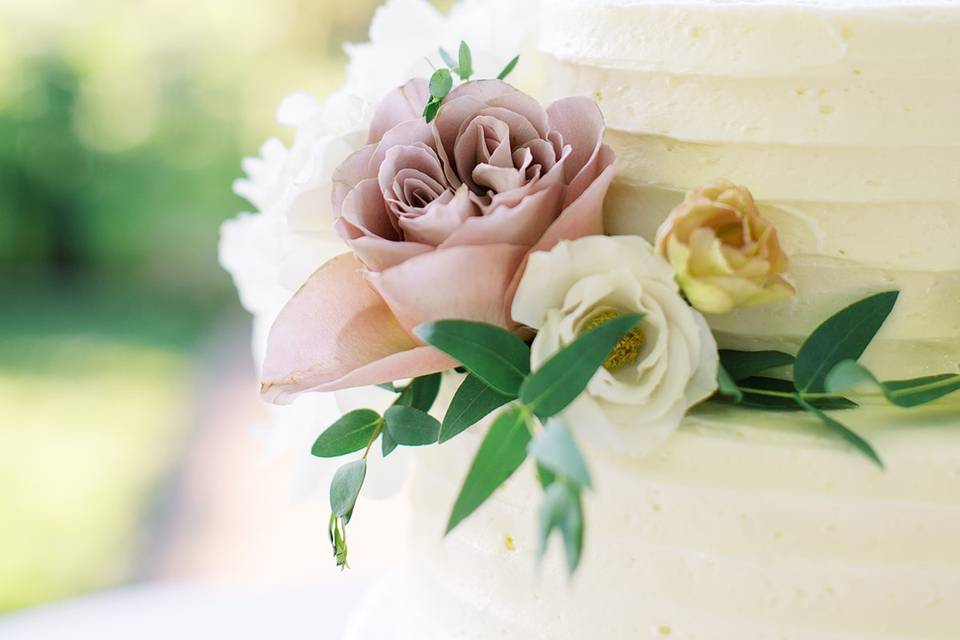 Garden rose wedding cake