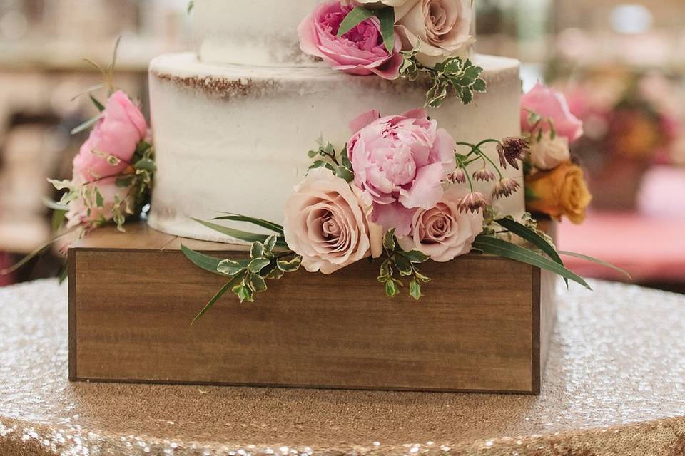 Blush and mauve wedding cake