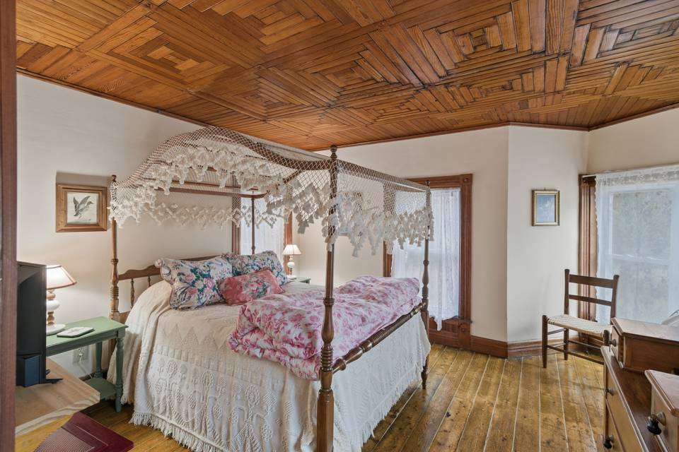 Canopy bedroom.jpg