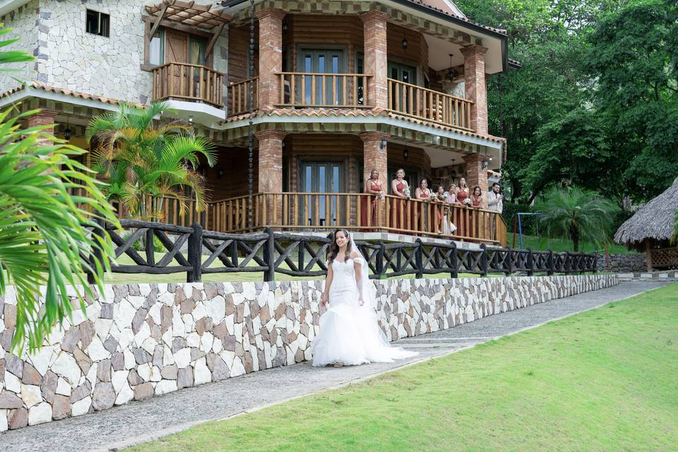Bride going to the first looK
