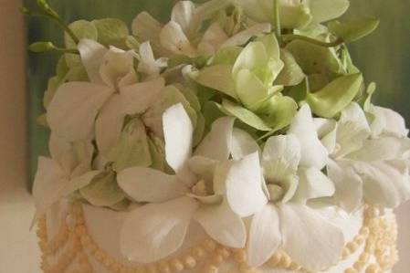 Fresch flowers on your cake make for a romantic touch.