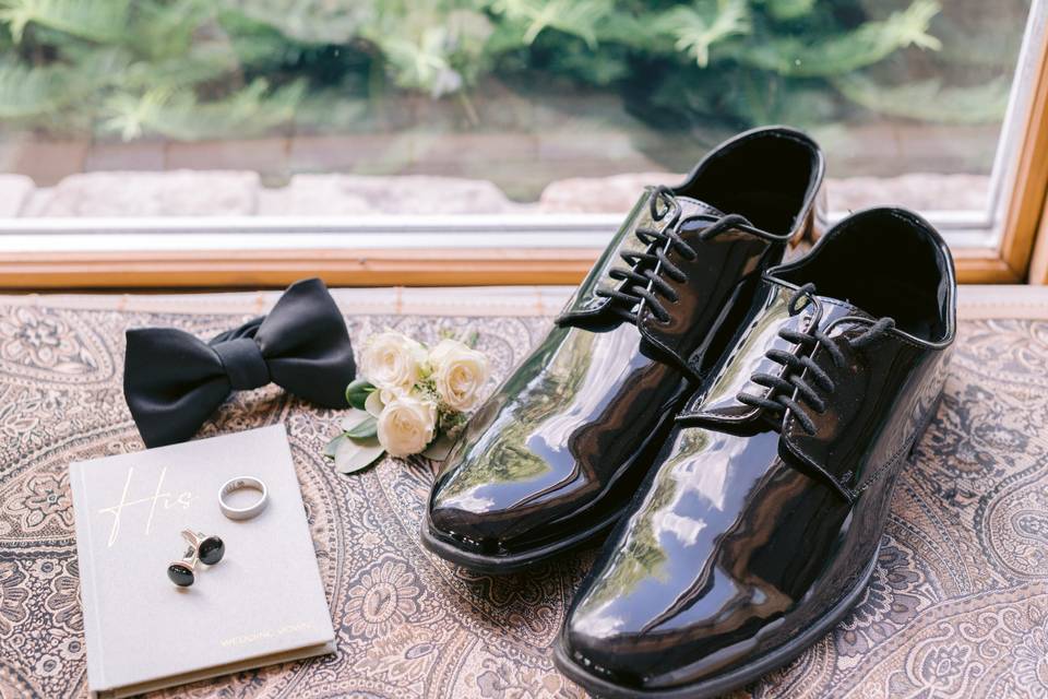 Details of the groom attire
