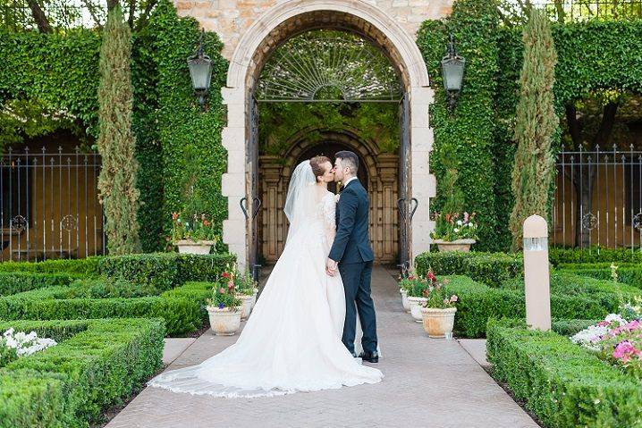 100+ Wedding Ideas, Venues & Photos - Luxury Bridal Style and Inspiration -  Town & Country Magazine