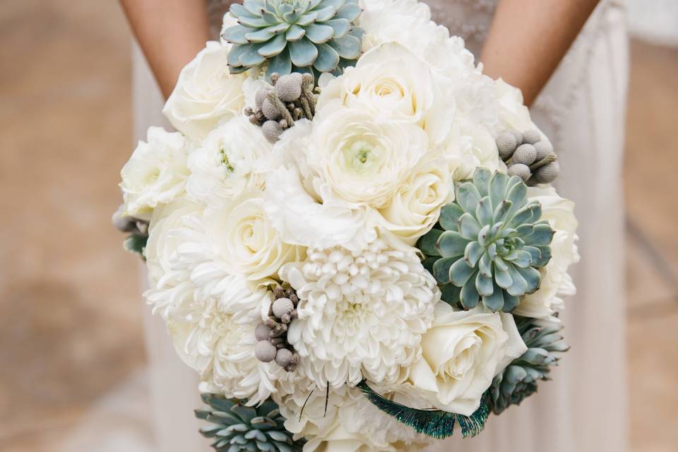 Bouquet with white florals and succulents. Desert wedding bouquet.
