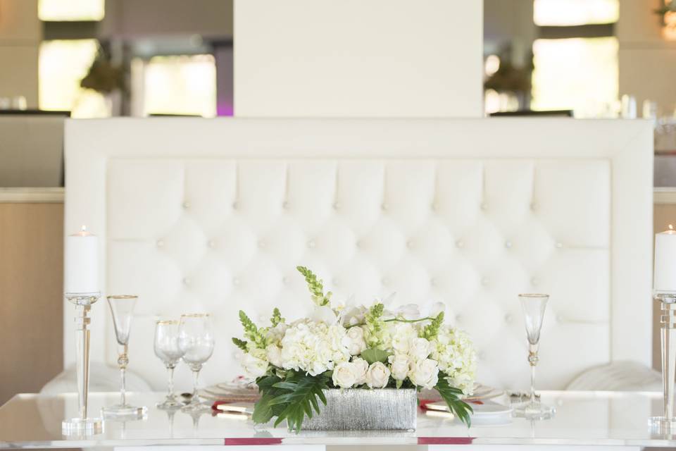 Vintage club wedding - sweetheart table with white bench seat