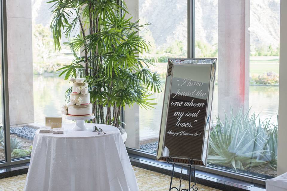 Vintage club wedding - cake and custom signage