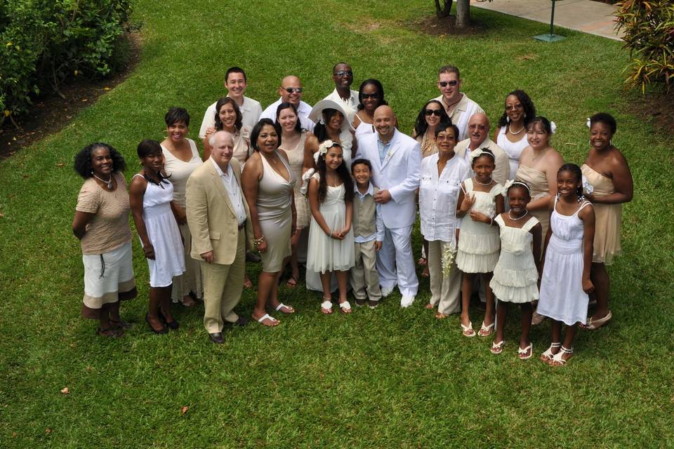 The couple with the bridesmaids and groomsmen