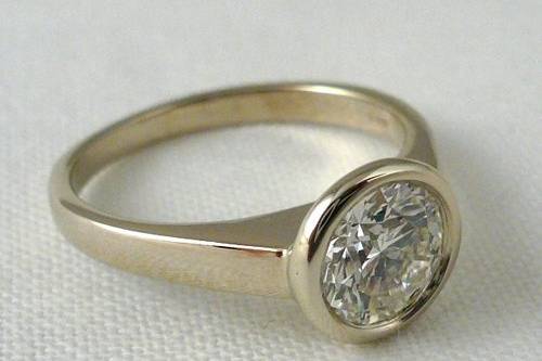 Diamond Engagement ring with halo bezel in white gold.
