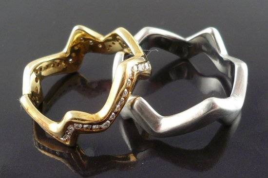 Zig-zag rings with or without diamonds.
