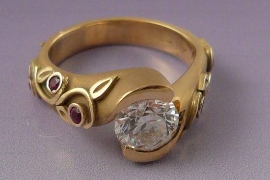 Sarah Yasuda ring with Canadian diamond and ruby sides in 18k yellow gold.