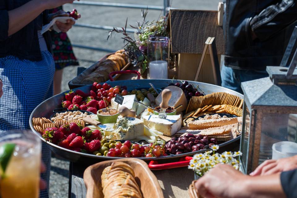 photo credit: Tim Halbergfloral: EV Floralcaterer: YAY Paella