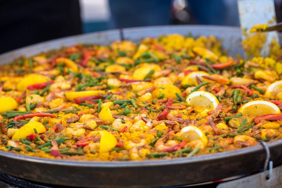 photo credit: Tim Halbergfloral: EV Floralcaterer: YAY Paella