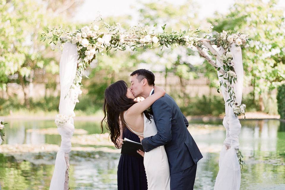 Wedding kisses