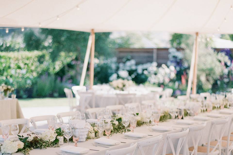 Long tables | photo credit: Kurt Boomerfloral: Tesoro