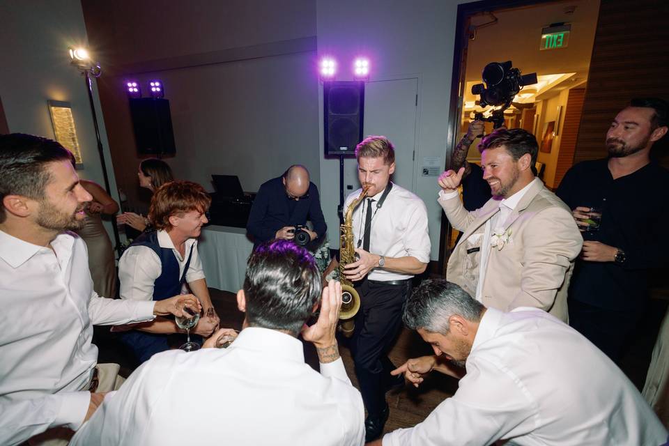 Groomsen dance circle