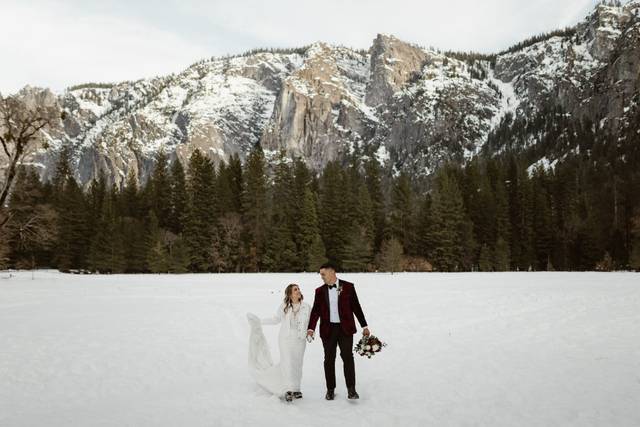 Snowy winter elopement